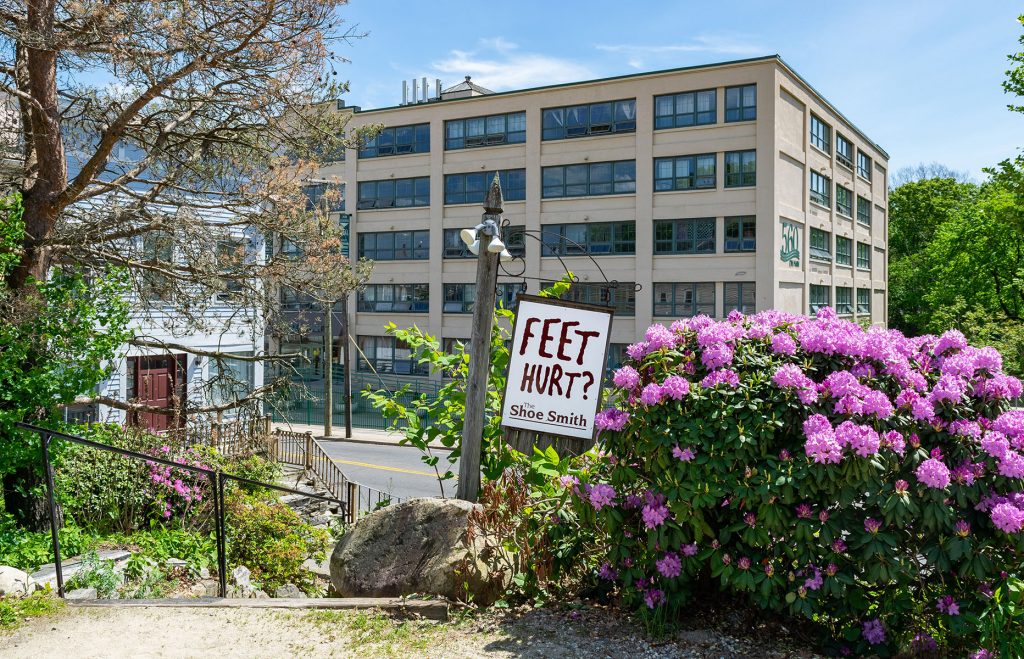 The Shoe Smith "Feet Hurt?" sign